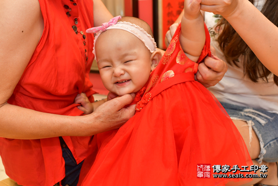 鳳山區李寶寶古禮抓周：滿週歲趨吉避凶的吉祥衣服穿戴。照片2