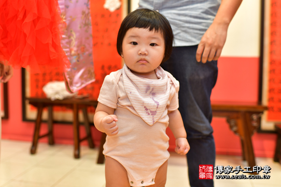 鳳山區林寶寶古禮抓周：滿週歲趨吉避凶的吉祥衣服穿戴。照片3