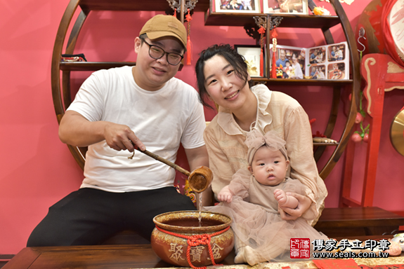 新北市永和區黃寶寶古禮收涎:寶寶淨手儀式：寶寶淨手象徵洗淨，把不好的去掉，洗滌身心靈。照片4