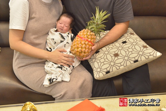 剃胎毛、滿月剃頭、嬰兒剃頭、嬰兒理髮、嬰兒剃髮、嬰兒剃胎毛、嬰兒滿月剃頭、寶寶剃頭、剃胎毛儀式、剃胎毛吉祥話、滿月剃頭儀式、滿月剃頭吉祥話、寶寶剃胎毛、寶寶滿月剃頭理髮、 新北市樹林區剃胎毛、新北市樹林區滿月剃頭、新北市樹林區嬰兒剃頭剃胎毛、新北市樹林區嬰兒理髮、新北市嬰兒剃髮、 莊寶寶(新北市樹林區到府嬰兒寶寶滿月剃頭理髮、到府嬰兒剃胎毛儀式吉祥話)。到府剃頭剃胎毛主持、專業拍照、DVD光碟、證書。★購買「臍帶章、肚臍章、胎毛筆刷印章」贈送：剃頭、收涎、抓周，三選一。2020.05.04照片28