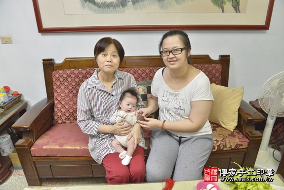 剃胎毛、滿月剃頭、嬰兒剃頭、嬰兒理髮、嬰兒剃髮、嬰兒剃胎毛、嬰兒滿月剃頭、寶寶剃頭、剃胎毛儀式、剃胎毛吉祥話、滿月剃頭儀式、滿月剃頭吉祥話、寶寶剃胎毛、寶寶滿月剃頭理髮、 桃園市楊梅區剃胎毛、桃園市楊梅區滿月剃頭、桃園市楊梅區嬰兒剃頭剃胎毛、桃園市楊梅區嬰兒理髮、桃園市嬰兒剃髮、 郭寶寶(桃園市楊梅區到府嬰兒寶寶滿月剃頭理髮、到府嬰兒剃胎毛儀式吉祥話)。到府剃頭剃胎毛主持、專業拍照、DVD光碟、證書。★購買「臍帶章、肚臍章、胎毛筆刷印章」贈送：剃頭、收涎、抓周，三選一。2020.05.06照片12