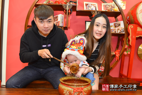 新北市永和區杜寶寶古禮收涎:寶寶淨手儀式：寶寶淨手象徵洗淨，把不好的去掉，洗滌身心靈。照片1
