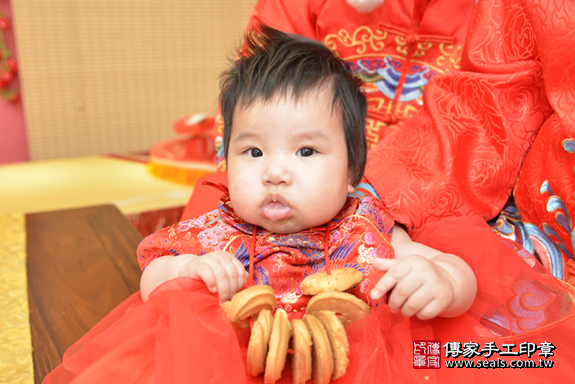 新北市永和區盧寶寶古禮收涎祝福活動:為寶寶戴上收涎餅乾。照片4