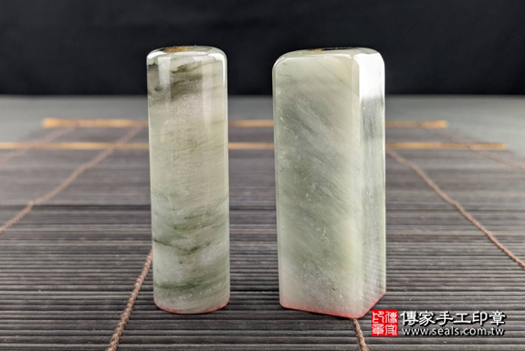 全手工噴砂印章：綠髮彩玉臍髮雙章實際成品、印章作品分享、綠髮彩玉印章材質介紹。（臍帶印章、肚臍章、肚臍印章，一圓一方）傳家手工印章高雄店。2020.05.20，照片1