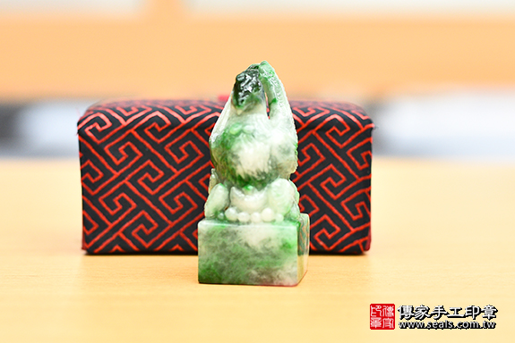 全手工噴砂印章：緬甸地方玉廟章實際成品、印章作品分享、緬甸地方玉印章材質介紹。（廟章、肚臍章、肚臍印章，廟章，一圓一方）傳家手工印章桃園店。2020.05.29 照片1
