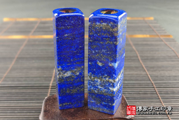 全手工噴砂印章：阿富汗青金石髮束雙章實際成品、印章作品分享、阿富汗青金石印章材質介紹。（臍帶印章、肚臍章、肚臍印章，一圓一方）傳家手工印章高雄店。2020.05.29，照片4