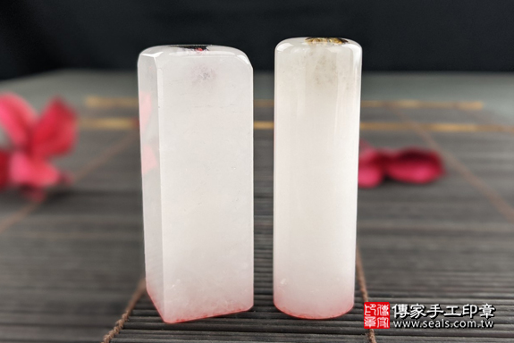 半手工噴砂印章：新疆白玉臍髮雙章實際成品、印章作品分享、新疆白玉印章材質介紹。（臍帶印章、肚臍章、肚臍印章，一圓一方）傳家手工印章高雄店。2020.06.04，照片4