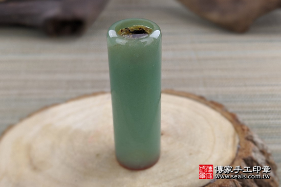 半手工噴砂印章：手鐲料東菱玉臍帶章實際成品、印章作品分享、手鐲料東菱玉印章材質介紹。（臍帶印章、肚臍章、肚臍印章，一圓一方）傳家手工印章高雄店。2020.06.07照片1