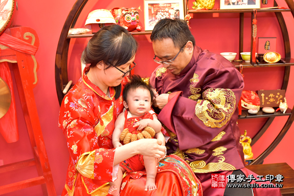 台中市北區董寶寶古禮收涎祝福活動:為寶寶戴上收涎餅乾。照片3