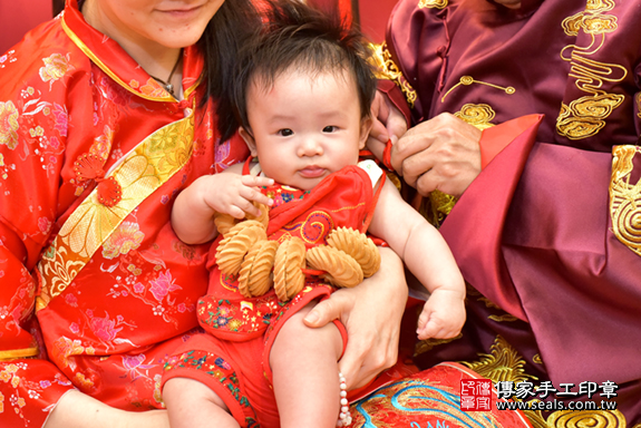 台中市北區董寶寶古禮收涎祝福活動:為寶寶戴上收涎餅乾。照片5