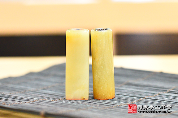 全手工噴砂印章：新疆黃玉臍帶章實際成品、印章作品分享、新疆黃玉印章材質介紹。（臍帶印章、肚臍章、肚臍印章，胎毛印章，一圓一方）傳家手工印章桃園店。2020.06.04 照片2