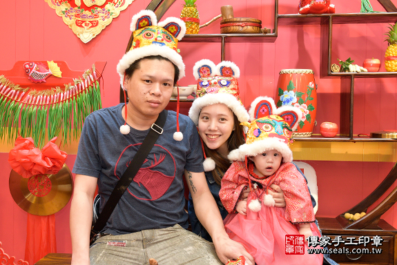 桃園市八德區李寶寶古禮抓周:全家合照，桃園店抓周。照片2