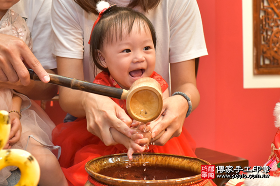 北區蘇寶寶古禮抓周：寶寶抓周淨手儀式。照片2