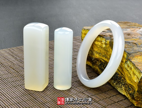 全手工噴砂印章：白瑪瑙臍帶章實際成品、印章作品分享、白瑪瑙印章材質介紹。（臍帶印章、肚臍章、肚臍印章，胎毛印章，一圓一方）傳家手工印章台北店。照片4