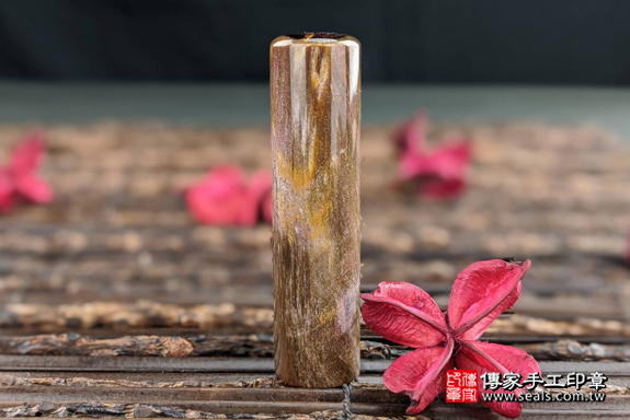 半手工噴砂印章：木化石臍髮章實際成品、印章作品分享、木化石印章材質介紹。（臍帶印章、肚臍章、肚臍印章，一圓一方）傳家手工印章高雄店。2020.06.16照片4