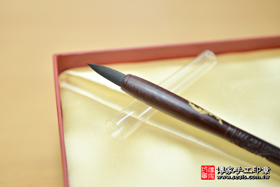 全手工打造寶寶胎毛筆實際成品(筆桿材質:檀木材質,款式:雕龍,數量1隻)、胎毛筆作品分享、胎毛筆介紹。傳家印章台中店。2020.6.28978.png 全手工打造寶寶胎毛筆實際成品(筆桿材質:檀木材質,款式:雕龍,數量1隻)、胎毛筆作品分享、胎毛筆介紹。傳家印章台中店。2020.6.28978.png
