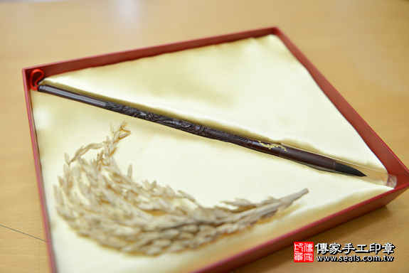 全手工打造寶寶胎毛筆實際成品(筆桿材質:檀木材質,款式:雕龍,數量1隻)、胎毛筆作品分享、胎毛筆介紹。傳家印章台中店。2020.6.285762.png 全手工打造寶寶胎毛筆實際成品(筆桿材質:檀木材質,款式:雕龍,數量1隻)、胎毛筆作品分享、胎毛筆介紹。傳家印章台中店。2020.6.285762.png