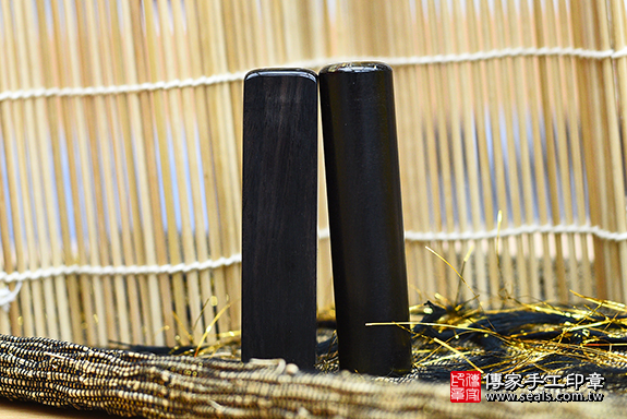 電腦刻印章:黑檀木臍帶章實際成品、印章作品分享、黑檀木印章材質介紹。(臍帶印章、肚臍章、肚臍印章,胎毛印章,一圓一方)傳家手工印章桃園店。2020.06.25 照片2 電腦刻印章:黑檀木臍帶章實際成品、印章作品分享、黑檀木印章材質介紹。(臍帶印章、肚臍章、肚臍印章,胎毛印章,一圓一方)傳家手工印章桃園店。2020.06.25 照片2