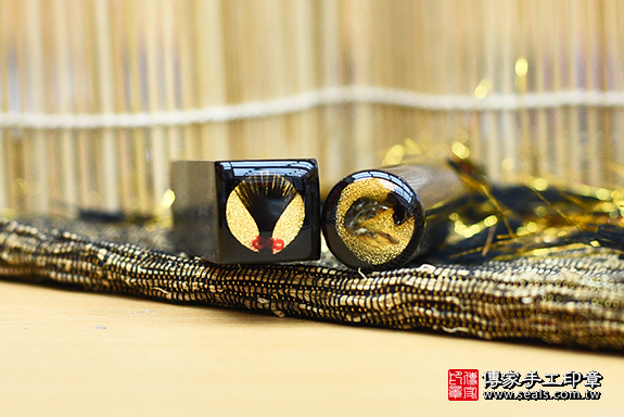 電腦刻印章:黑檀木臍帶章實際成品、印章作品分享、黑檀木印章材質介紹。(臍帶印章、肚臍章、肚臍印章,胎毛印章,一圓一方)傳家手工印章桃園店。2020.06.25 照片3 電腦刻印章:黑檀木臍帶章實際成品、印章作品分享、黑檀木印章材質介紹。(臍帶印章、肚臍章、肚臍印章,胎毛印章,一圓一方)傳家手工印章桃園店。2020.06.25 照片3