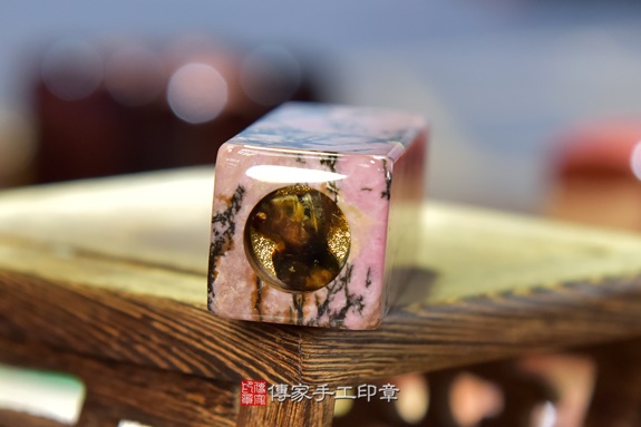 半手工噴砂印章:風景玫瑰石臍帶章實際成品、印章作品分享、風景玫瑰石印章材質介紹。(臍帶印章、肚臍章、肚臍印章,胎毛印章,一圓一方)傳家手工印章新竹店2020.06.28 半手工噴砂印章:風景玫瑰石臍帶章實際成品、印章作品分享、風景玫瑰石印章材質介紹。(臍帶印章、肚臍章、肚臍印章,胎毛印章,一圓一方)傳家手工印章新竹店2020.06.28