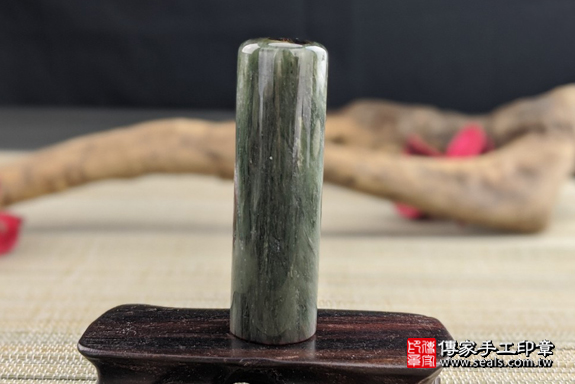 半手工噴砂印章:綠髮彩玉臍帶章實際成品、印章作品分享、綠髮彩玉印章材質介紹。(臍帶印章、肚臍章、肚臍印章,一圓一方)傳家手工印章高雄店。2020.07.01照片4 半手工噴砂印章:綠髮彩玉臍帶章實際成品、印章作品分享、綠髮彩玉印章材質介紹。(臍帶印章、肚臍章、肚臍印章,一圓一方)傳家手工印章高雄店。2020.07.01照片4