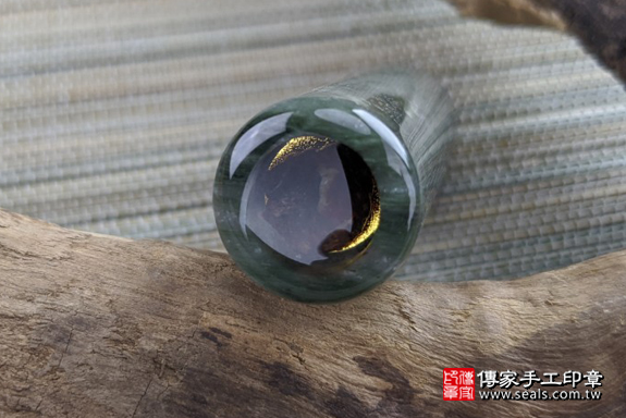 半手工噴砂印章:綠髮彩玉臍帶章實際成品、印章作品分享、綠髮彩玉印章材質介紹。(臍帶印章、肚臍章、肚臍印章,一圓一方)傳家手工印章高雄店。2020.07.01照片5 半手工噴砂印章:綠髮彩玉臍帶章實際成品、印章作品分享、綠髮彩玉印章材質介紹。(臍帶印章、肚臍章、肚臍印章,一圓一方)傳家手工印章高雄店。2020.07.01照片5