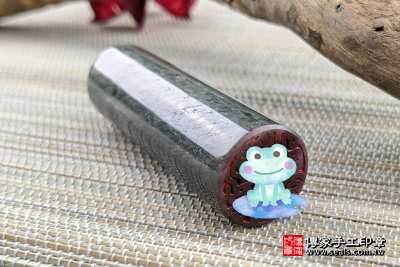 半手工噴砂印章:綠髮彩玉臍帶章實際成品、印章作品分享、綠髮彩玉印章材質介紹。(臍帶印章、肚臍章、肚臍印章,一圓一方)傳家手工印章高雄店。2020.07.01照片7 半手工噴砂印章:綠髮彩玉臍帶章實際成品、印章作品分享、綠髮彩玉印章材質介紹。(臍帶印章、肚臍章、肚臍印章,一圓一方)傳家手工印章高雄店。2020.07.01照片7