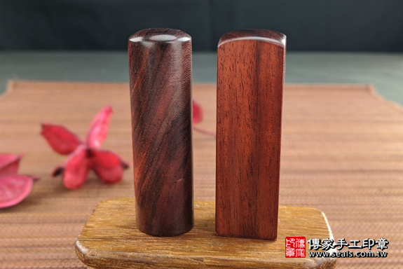 電腦刻印印章:紅彩樺木開運印章實際成品、印章作品分享、紅彩樺木印章材質介紹。(銀行印鑑,一圓一方),傳家印章高雄店。2020.07.04,照片1 電腦刻印印章:紅彩樺木開運印章實際成品、印章作品分享、紅彩樺木印章材質介紹。(銀行印鑑,一圓一方),傳家印章高雄店。2020.07.04,照片1