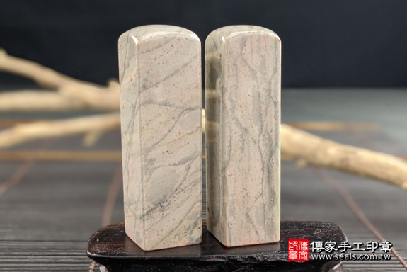 半手工噴砂印章：白色風景石結婚對章實際成品、印章作品分享、白色風景石印章材質介紹。（銀行印鑑，一圓一方），傳家印章高雄店。2020.07.08，照片7