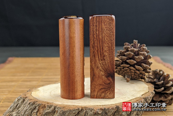 電腦刻印印章:紅紫檀木臍髮雙章實際成品、印章作品分享、紅紫檀木印章材質介紹。(臍帶印章、肚臍章、肚臍印章,胎毛印章,一圓一方)傳家手工印章高雄店。2020.07.09,照片4 電腦刻印印章:紅紫檀木臍髮雙章實際成品、印章作品分享、紅紫檀木印章材質介紹。(臍帶印章、肚臍章、肚臍印章,胎毛印章,一圓一方)傳家手工印章高雄店。2020.07.09,照片4