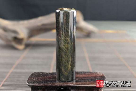 全手工噴砂印章：藍虎眼石臍帶章實際成品、印章作品分享、藍虎眼石印章材質介紹。（臍帶印章、肚臍章、肚臍印章，一圓一方）傳家手工印章高雄店。2020.07.11，照片9