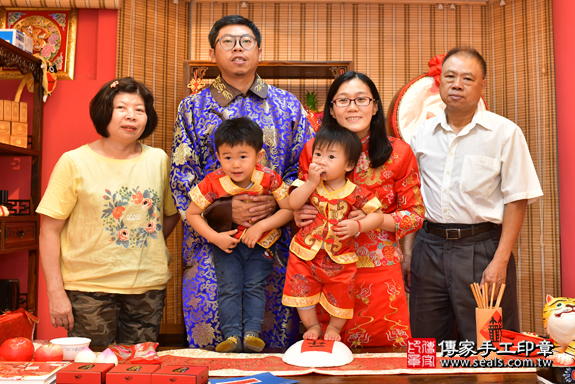 鳳山區江寶寶古禮抓周：抓周儀式【踏一升餅】。照片1