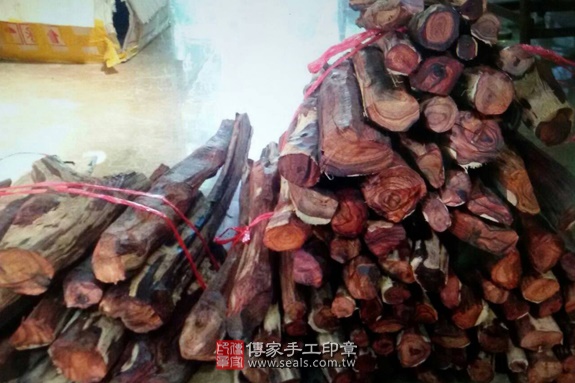 電腦刻印章:玫瑰紅檀木臍帶章實際成品、印章作品分享、玫瑰紅檀木印章材質介紹。(臍帶印章、肚臍章、肚臍印章,胎毛印章,一圓一方)傳家手工印章桃園店。2020.07.09 照片6 電腦刻印章:玫瑰紅檀木臍帶章實際成品、印章作品分享、玫瑰紅檀木印章材質介紹。(臍帶印章、肚臍章、肚臍印章,胎毛印章,一圓一方)傳家手工印章桃園店。2020.07.09 照片6
