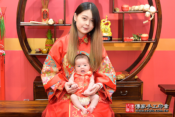剃胎毛、滿月剃頭、嬰兒剃頭、嬰兒理髮、嬰兒剃髮、嬰兒剃胎毛、嬰兒滿月剃頭、寶寶剃頭、剃胎毛儀式、剃胎毛吉祥話、滿月剃頭儀式、滿月剃頭吉祥話、寶寶剃胎毛、寶寶滿月剃頭理髮、 桃園市八德區剃胎毛、桃園市八德區滿月剃頭、桃園市八德區嬰兒剃頭剃胎毛、桃園市八德區嬰兒理髮、桃園市嬰兒剃髮、 曾寶寶(桃園市八德區嬰兒寶寶滿月剃頭理髮、免費嬰兒剃胎毛儀式吉祥話)。中國風會場，爸媽寶貝免費穿「日中韓」古裝禮服。專業拍照、DVD光碟、證書。★購買「臍帶章、肚臍章、胎毛筆刷印章」贈送：剃頭、收涎、抓周，三選一。2020.04.20照片3