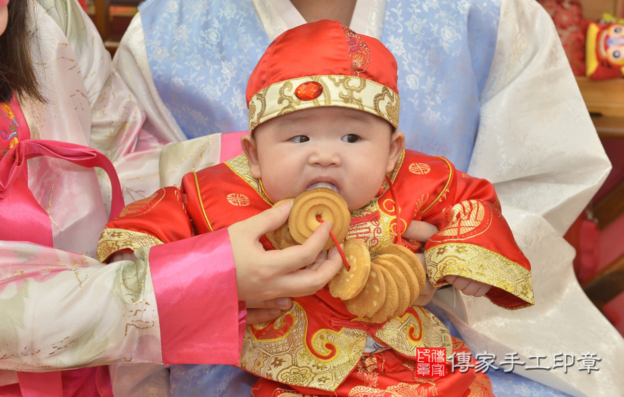 新北市永和區毛寶寶古禮收涎祝福活動:為寶寶戴上收涎餅乾。照片5