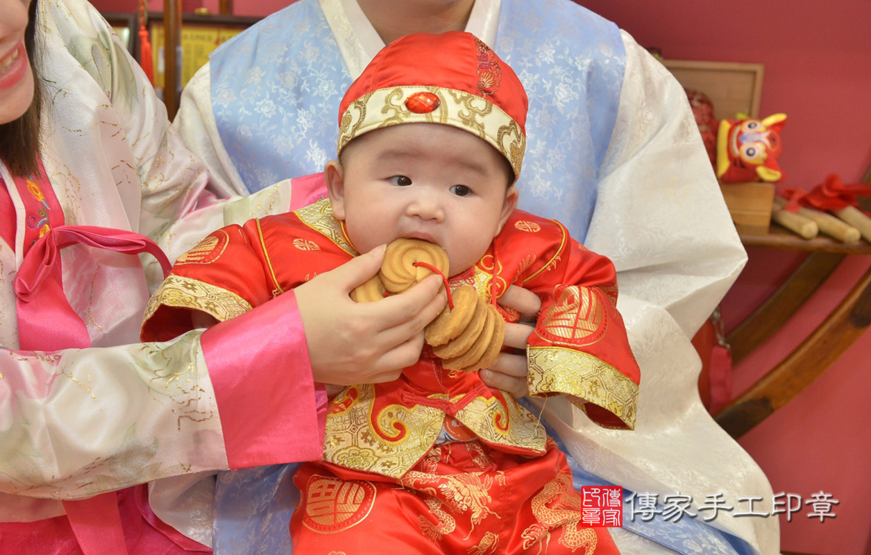 新北市永和區毛寶寶古禮收涎祝福活動:為寶寶戴上收涎餅乾。照片7