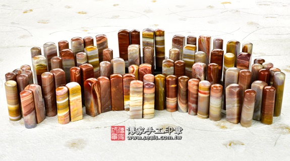 全手工噴砂印章:彩虹瑪瑙臍帶章實際成品、印章作品分享、彩虹瑪瑙印章材質介紹。(臍帶印章、肚臍章、肚臍印章,一圓一方)傳家手工印章高雄店。2020.07.13,照片2 全手工噴砂印章:彩虹瑪瑙臍帶章實際成品、印章作品分享、彩虹瑪瑙印章材質介紹。(臍帶印章、肚臍章、肚臍印章,一圓一方)傳家手工印章高雄店。2020.07.13,照片2