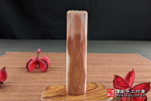 全手工噴砂印章:彩虹瑪瑙臍帶章實際成品、印章作品分享、彩虹瑪瑙印章材質介紹。(臍帶印章、肚臍章、肚臍印章,一圓一方)傳家手工印章高雄店。2020.07.13,照片3 全手工噴砂印章:彩虹瑪瑙臍帶章實際成品、印章作品分享、彩虹瑪瑙印章材質介紹。(臍帶印章、肚臍章、肚臍印章,一圓一方)傳家手工印章高雄店。2020.07.13,照片3