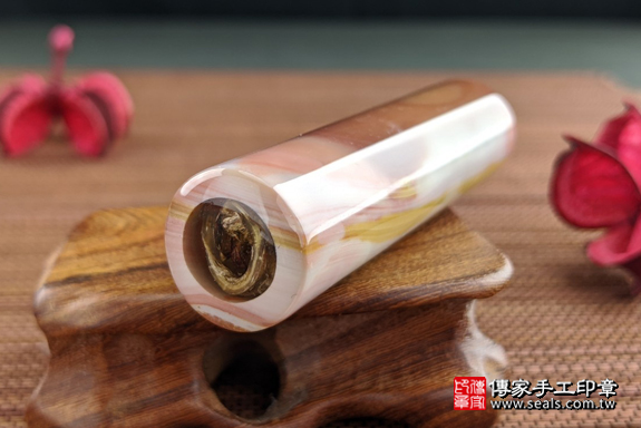 全手工噴砂印章:彩虹瑪瑙臍帶章實際成品、印章作品分享、彩虹瑪瑙印章材質介紹。(臍帶印章、肚臍章、肚臍印章,一圓一方)傳家手工印章高雄店。2020.07.13,照片5 全手工噴砂印章:彩虹瑪瑙臍帶章實際成品、印章作品分享、彩虹瑪瑙印章材質介紹。(臍帶印章、肚臍章、肚臍印章,一圓一方)傳家手工印章高雄店。2020.07.13,照片5
