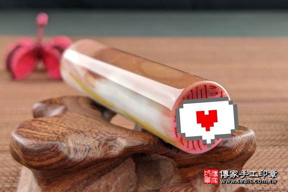 全手工噴砂印章:彩虹瑪瑙臍帶章實際成品、印章作品分享、彩虹瑪瑙印章材質介紹。(臍帶印章、肚臍章、肚臍印章,一圓一方)傳家手工印章高雄店。2020.07.13,照片6 全手工噴砂印章:彩虹瑪瑙臍帶章實際成品、印章作品分享、彩虹瑪瑙印章材質介紹。(臍帶印章、肚臍章、肚臍印章,一圓一方)傳家手工印章高雄店。2020.07.13,照片6