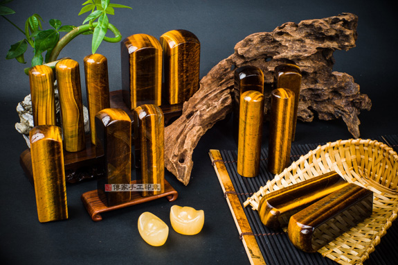 半手工噴砂印章:黃虎眼石臍帶章實際成品、印章作品分享、黃虎眼石印章材質介紹。(臍帶印章、肚臍章、肚臍印章,一圓一方)傳家手工印章高雄店。2020.07.22,照片3 半手工噴砂印章:黃虎眼石臍帶章實際成品、印章作品分享、黃虎眼石印章材質介紹。(臍帶印章、肚臍章、肚臍印章,一圓一方)傳家手工印章高雄店。2020.07.22,照片3