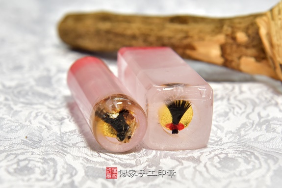 全手工噴砂印章:粉晶臍帶章實際成品、印章作品分享、粉晶印章材質介紹。(臍帶印章、肚臍章、肚臍印章,胎毛印章,一圓一方)傳家手工印章新竹店2020.07.27 全手工噴砂印章:粉晶臍帶章實際成品、印章作品分享、粉晶印章材質介紹。(臍帶印章、肚臍章、肚臍印章,胎毛印章,一圓一方)傳家手工印章新竹店2020.07.27