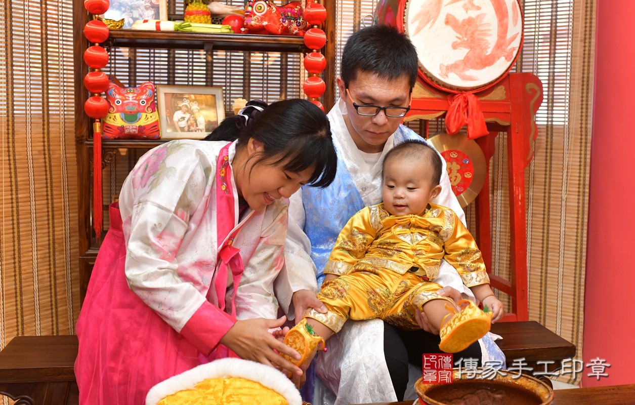 鳳山區阮寶寶古禮抓周：滿週歲趨吉避凶的吉祥衣服穿戴-穿抓周虎鞋。照片3