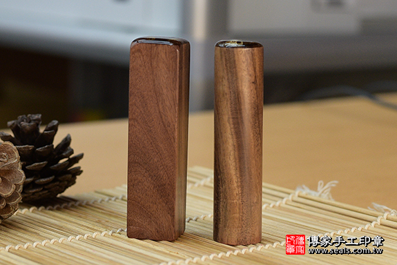 全手工篆刻印章:玫瑰黑檀木臍帶章實際成品、印章作品分享、玫瑰黑檀木印章材質介紹。(臍帶印章、肚臍章、肚臍印章,胎毛印章,一圓一方)傳家手工印章桃園店。2020.07.30 照片2 全手工篆刻印章:玫瑰黑檀木臍帶章實際成品、印章作品分享、玫瑰黑檀木印章材質介紹。(臍帶印章、肚臍章、肚臍印章,胎毛印章,一圓一方)傳家手工印章桃園店。2020.07.30 照片2