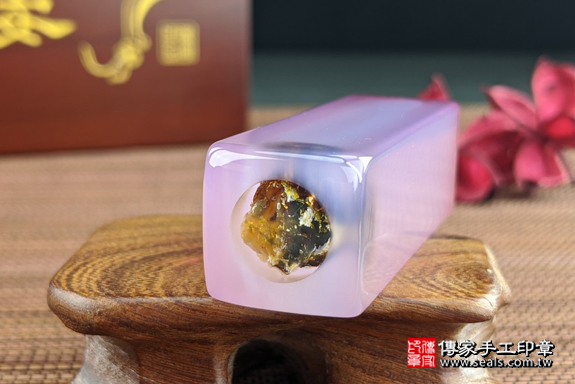 半手工噴砂印章：粉紅瑪瑙臍帶章實際成品、印章作品分享、粉紅瑪瑙印章材質介紹。（臍帶印章、肚臍章、肚臍印章，一圓一方）傳家手工印章高雄店。2020.07.26，照片3