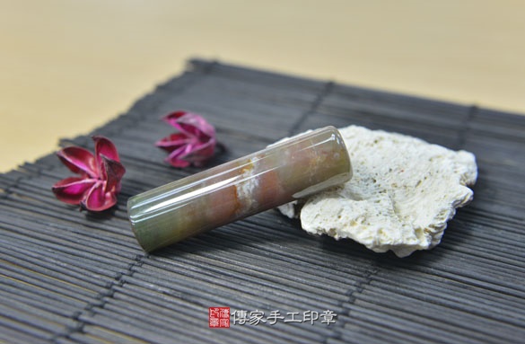 半手工噴砂印章：頂級水草玉臍帶章實際成品、印章作品分享、頂級水草玉印章材質介紹。（臍帶印章、肚臍章、肚臍印章，胎毛印章，一圓一方）傳家手工印章新竹店2020.08.03