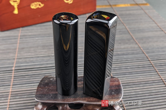 全手工噴砂印章：黑瑪瑙臍帶章實際成品、印章作品分享、黑瑪瑙印章材質介紹。（臍帶印章、肚臍章、肚臍印章，一圓一方）傳家手工印章高雄店。2020.08.06，照片9