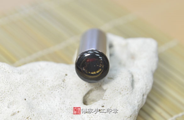 半手工噴砂印章：全黑黑曜石臍帶章實際成品、印章作品分享、全黑黑曜石印章材質介紹。（臍帶印章、肚臍章、肚臍印章，胎毛印章，一圓一方）傳家手工印章新竹店2020.08.07