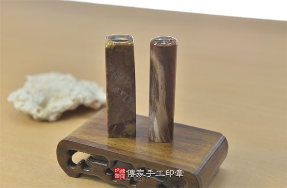 全手工噴砂印章：木化石臍帶章實際成品、印章作品分享、木化石印章材質介紹。（臍帶印章、肚臍章、肚臍印章，胎毛印章，一圓一方）傳家手工印章新竹店2020.08.10