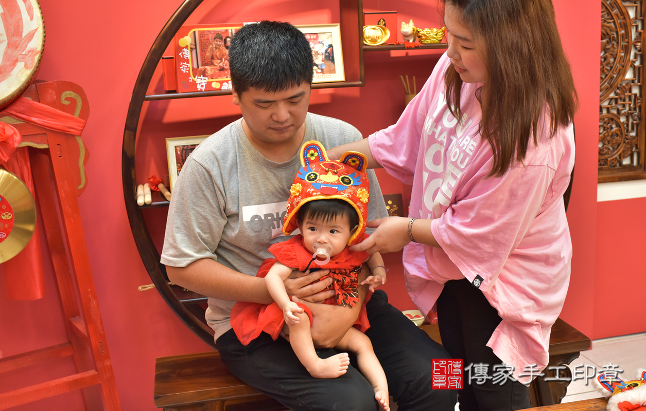 北區葉寶寶古禮抓周：滿週歲趨吉避凶的吉祥衣服穿戴-穿周虎帽。照片5